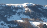 46 Zoom sul Linzone. La zona di Curtafè - Ronco, col vallone Vestàt che sale alla vetta...